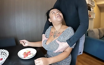 在线 Sizzling Kneel-Babe Offers Stellar Oral Pleasure Before Hot
