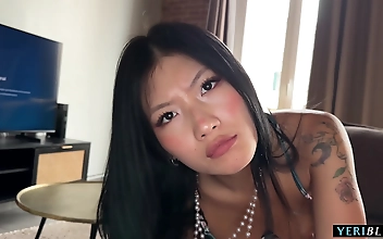 好大 老女人 Adorable Asian Student Reveals Her Stunning Curves in