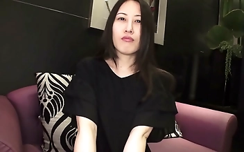 Sultry Japanese Beauty Delivers Wet Oral Pleasure for