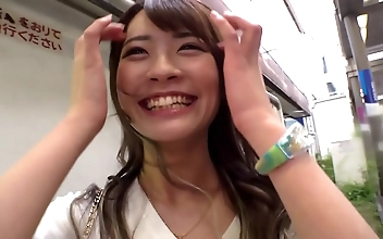 亚洲 Adorable Japanese Teen Delivers Mind-Blowing Blowjob & Gets